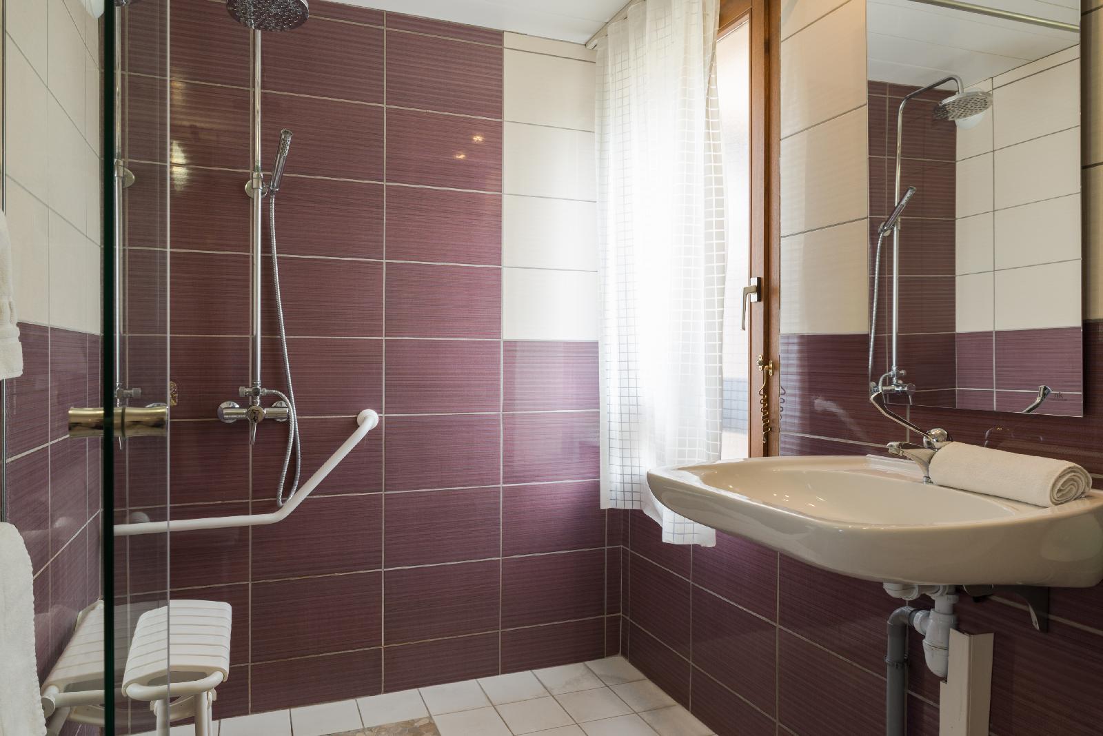 Hotel The Originals Romans-sur-Isere Le Clos des Tanneurs