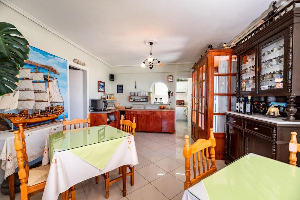 Hotel Thira