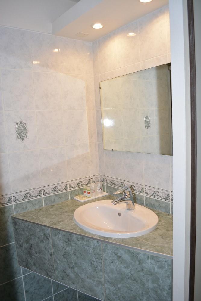 Hotel Le Lyon Bron