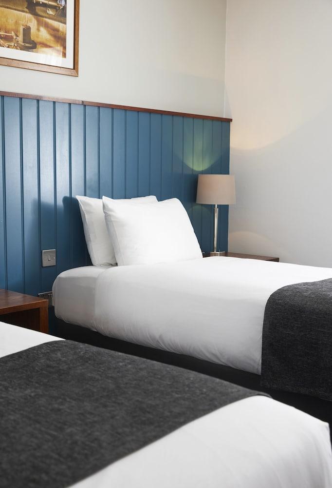 Longshoot Hotel