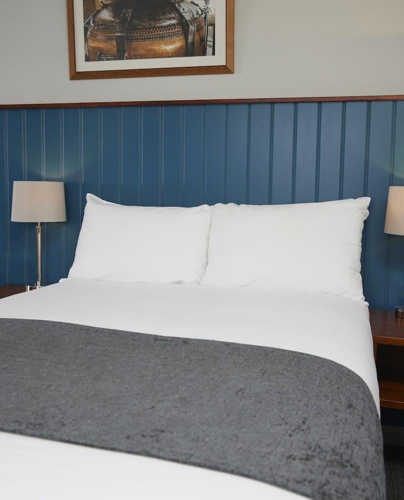 Longshoot Hotel