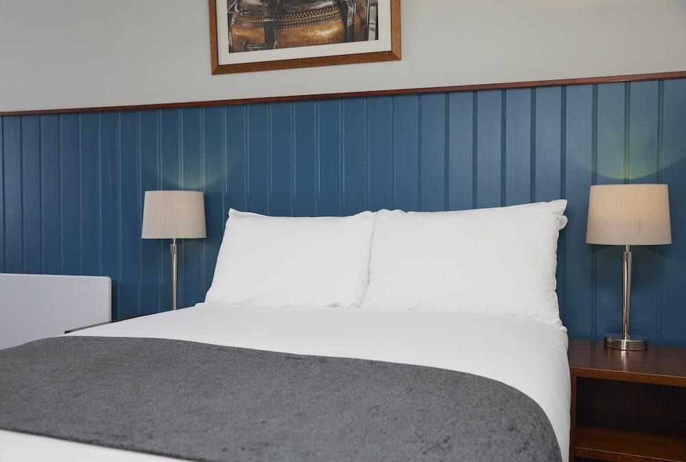 Longshoot Hotel