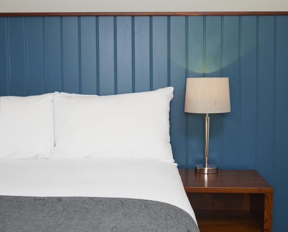 Longshoot Hotel
