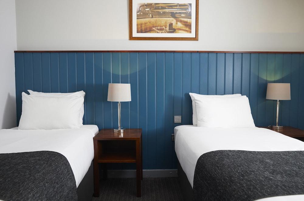 Longshoot Hotel