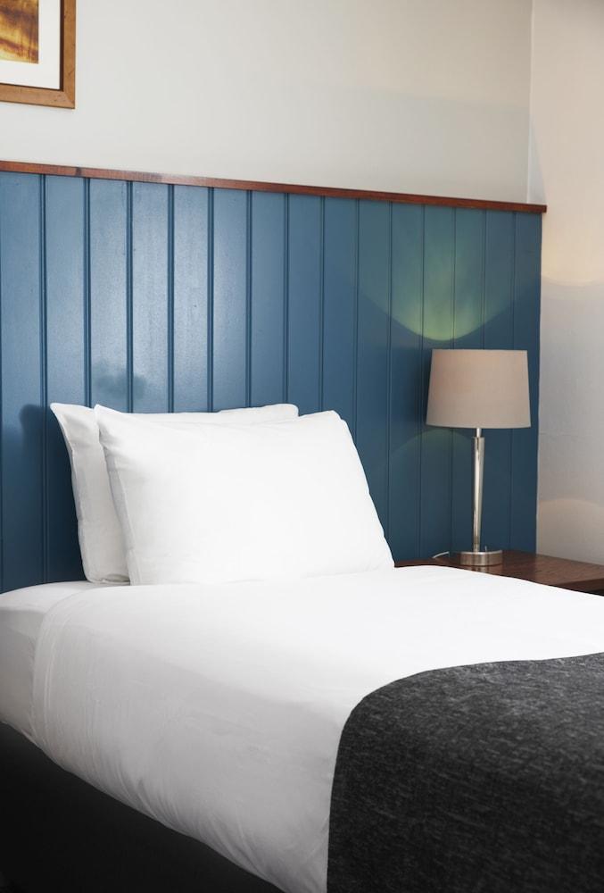 Longshoot Hotel