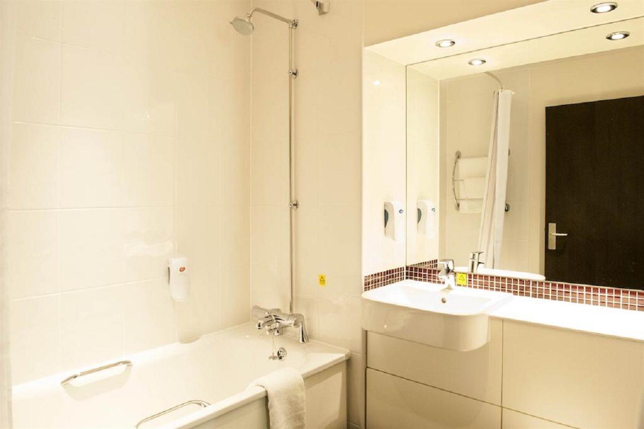 Premier Inn Woking Town Centre