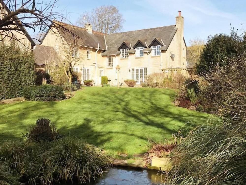 Cricket Field House