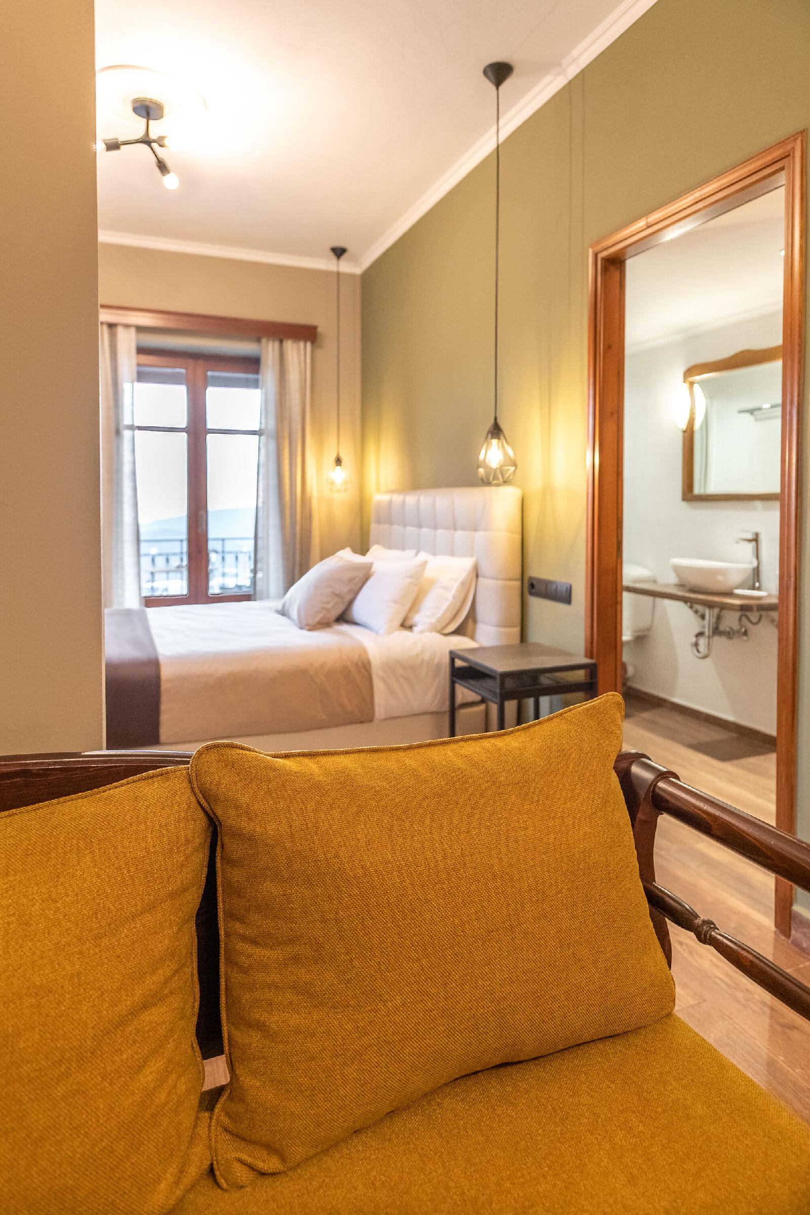 Ef Zin Studios & Suites Hotel