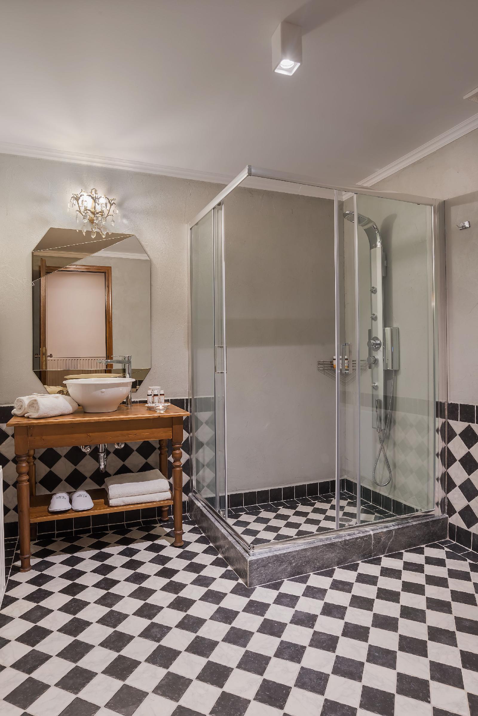 Ef Zin Studios & Suites Hotel