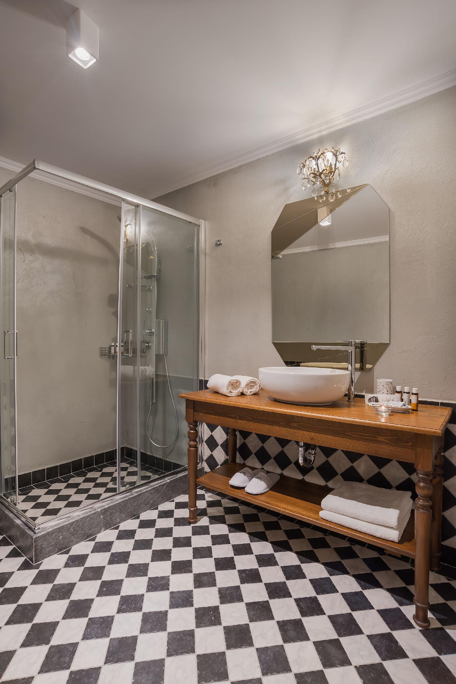 Ef Zin Studios & Suites Hotel