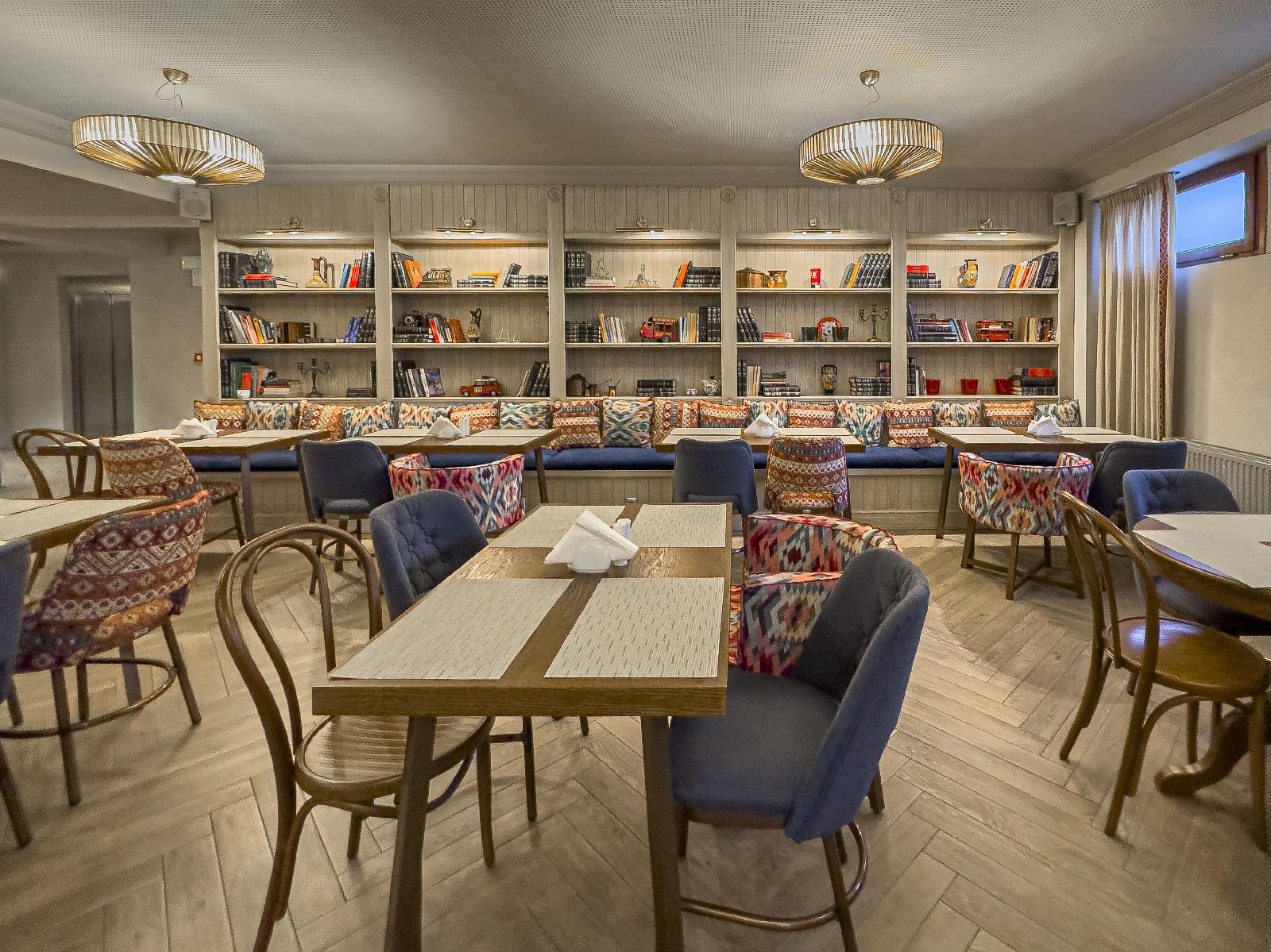 Ef Zin Studios & Suites Hotel