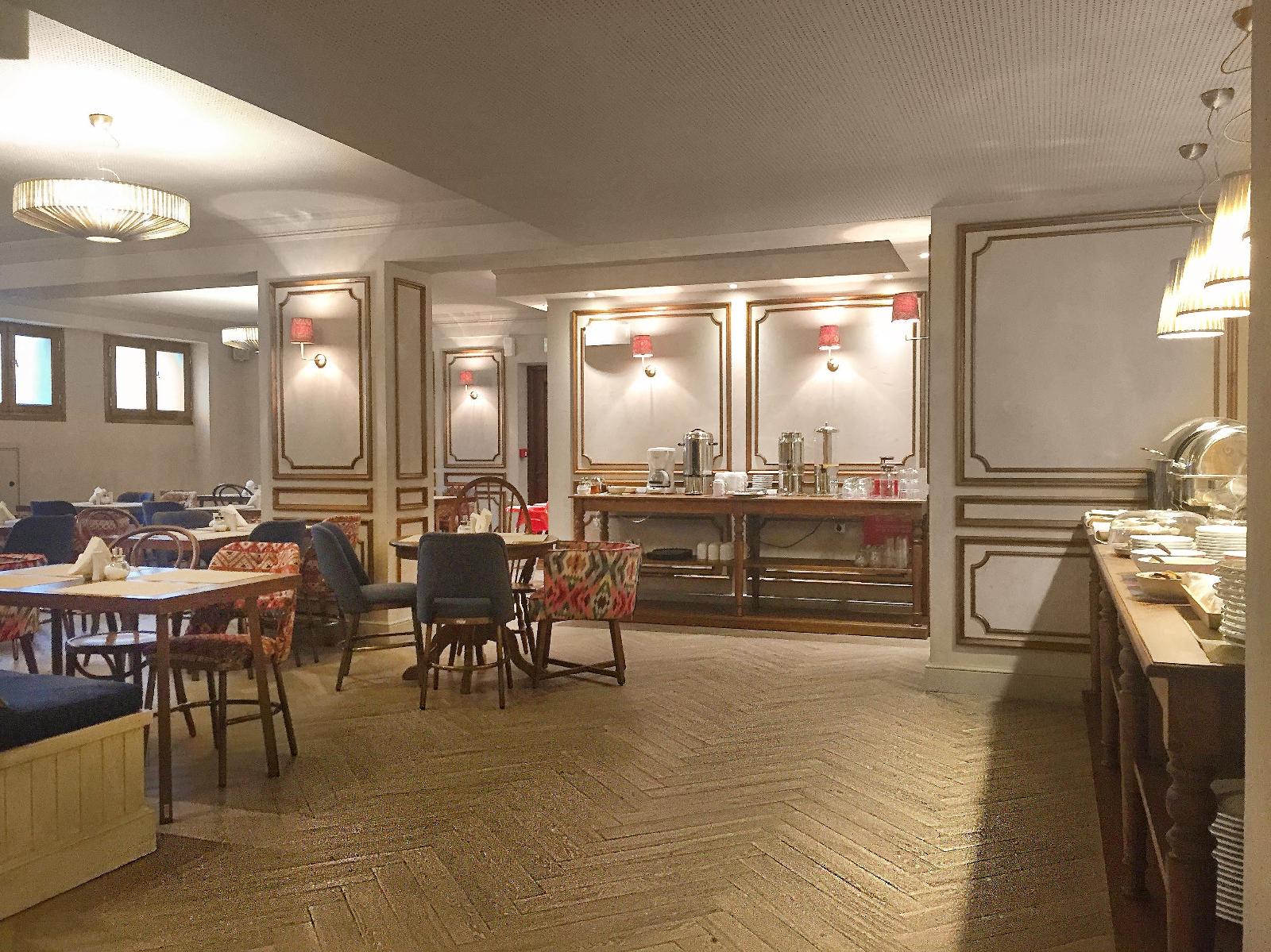 Ef Zin Studios & Suites Hotel