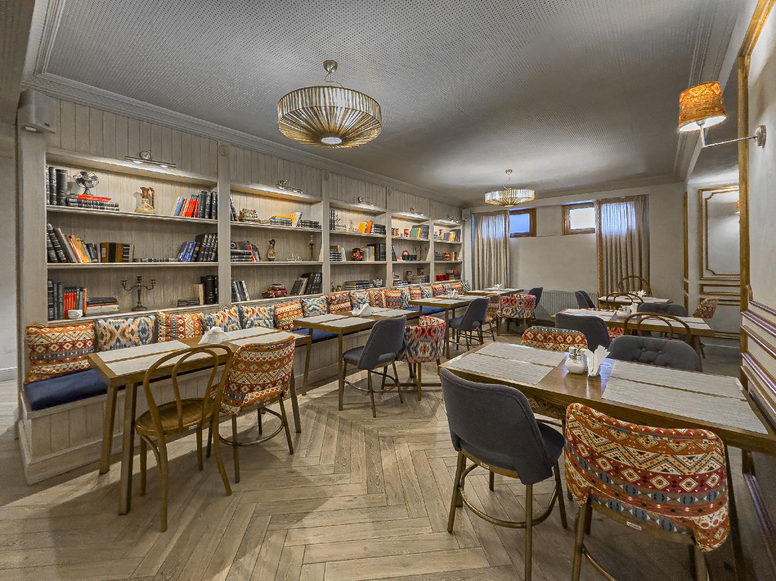 Ef Zin Studios & Suites Hotel