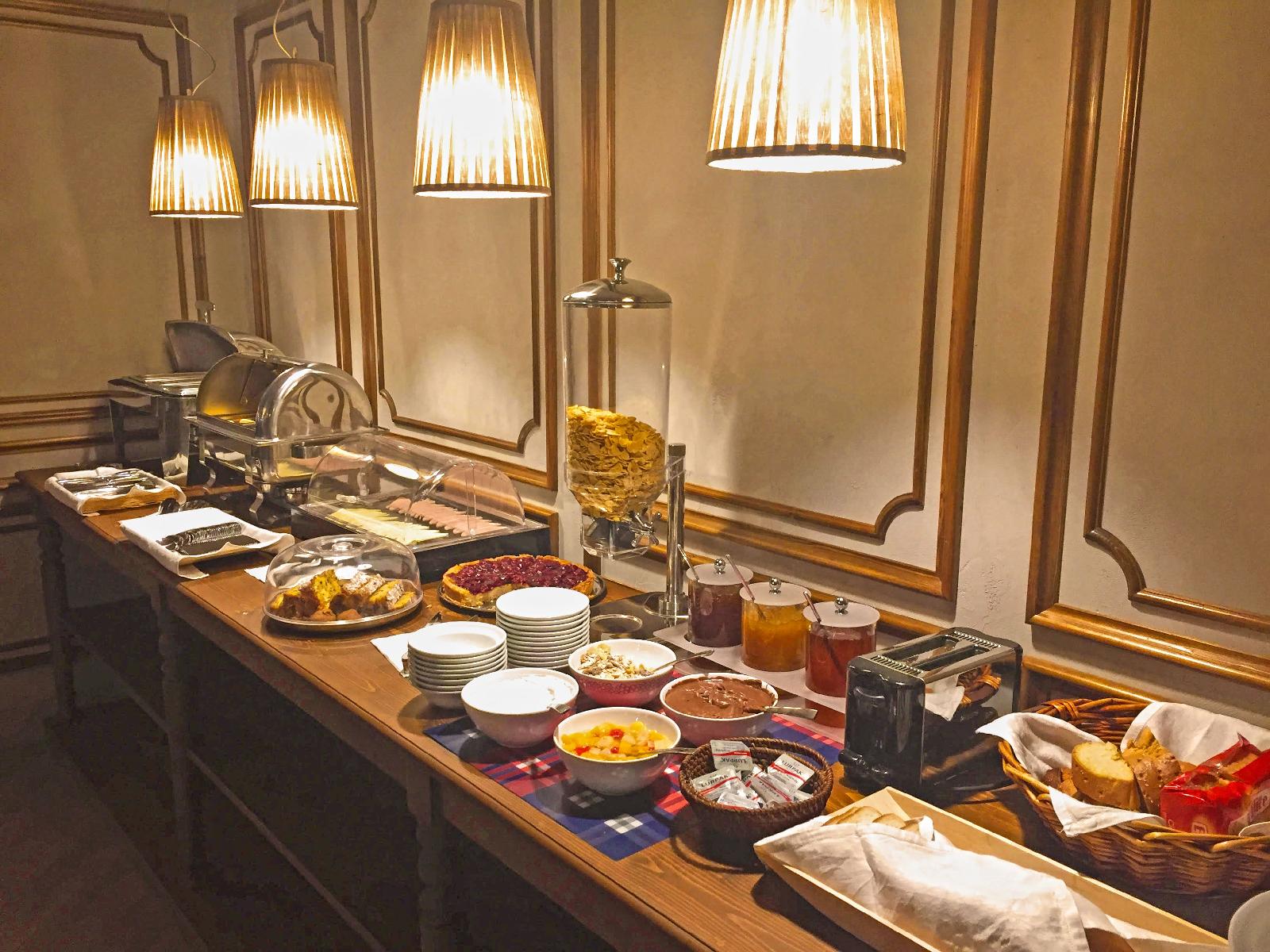 Ef Zin Studios & Suites Hotel