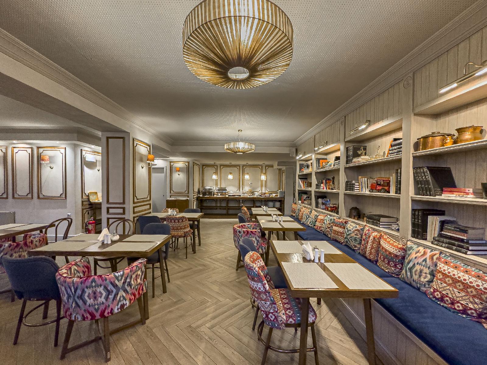 Ef Zin Studios & Suites Hotel