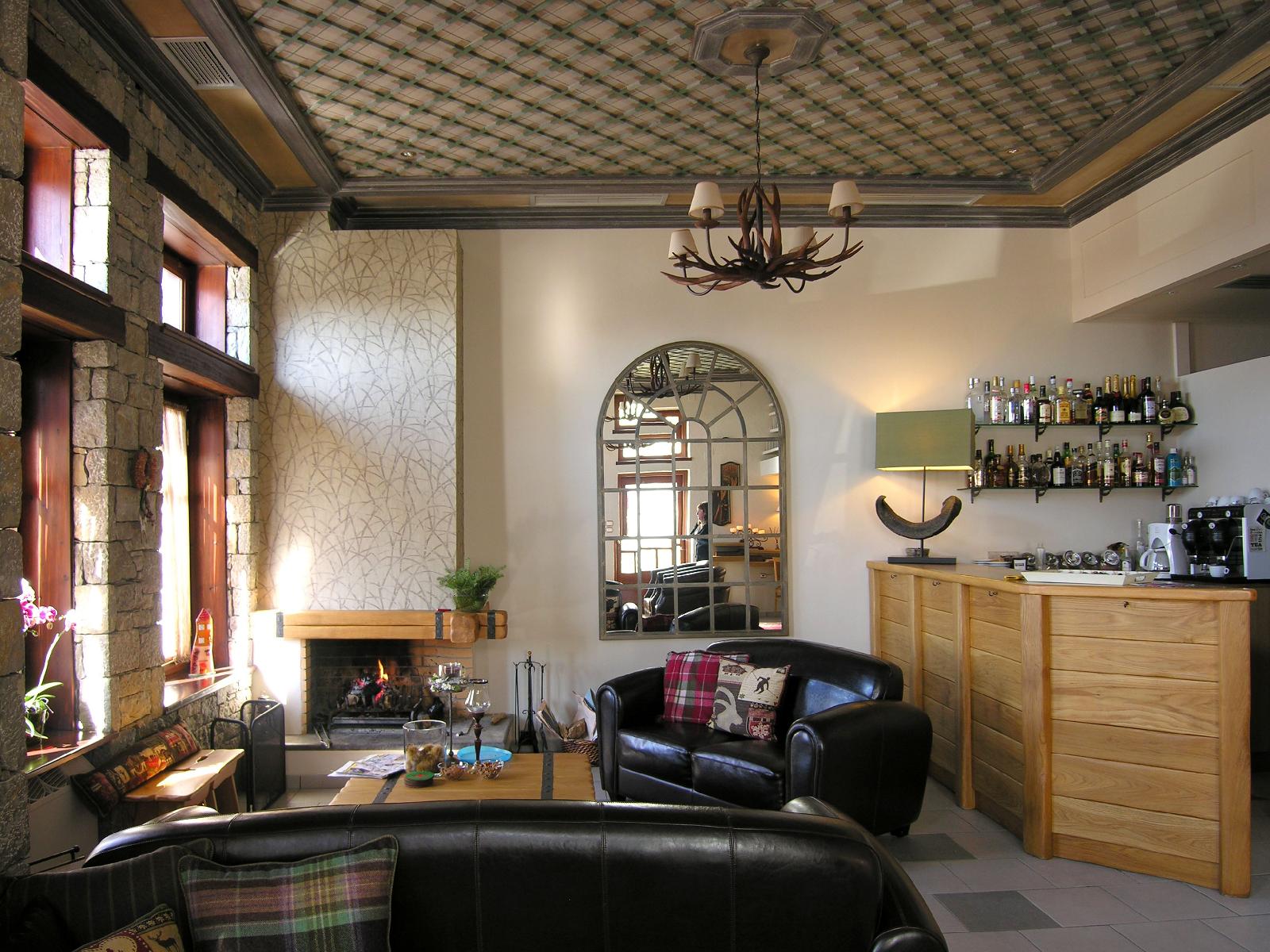 Ef Zin Studios & Suites Hotel