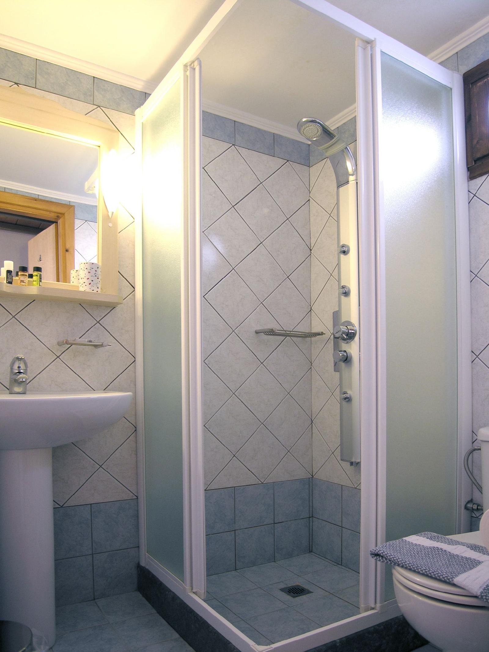Ef Zin Studios & Suites Hotel
