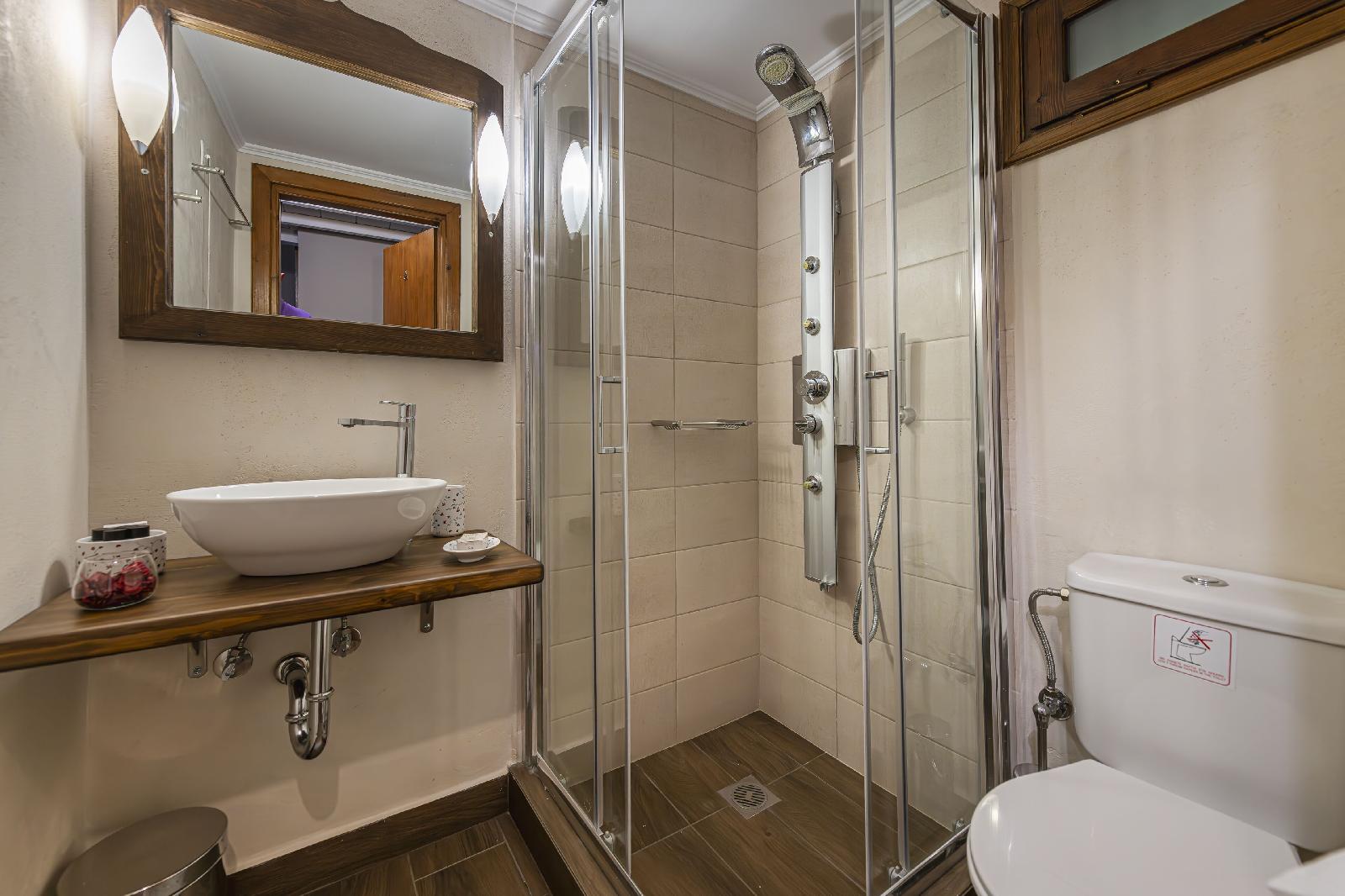 Ef Zin Studios & Suites Hotel