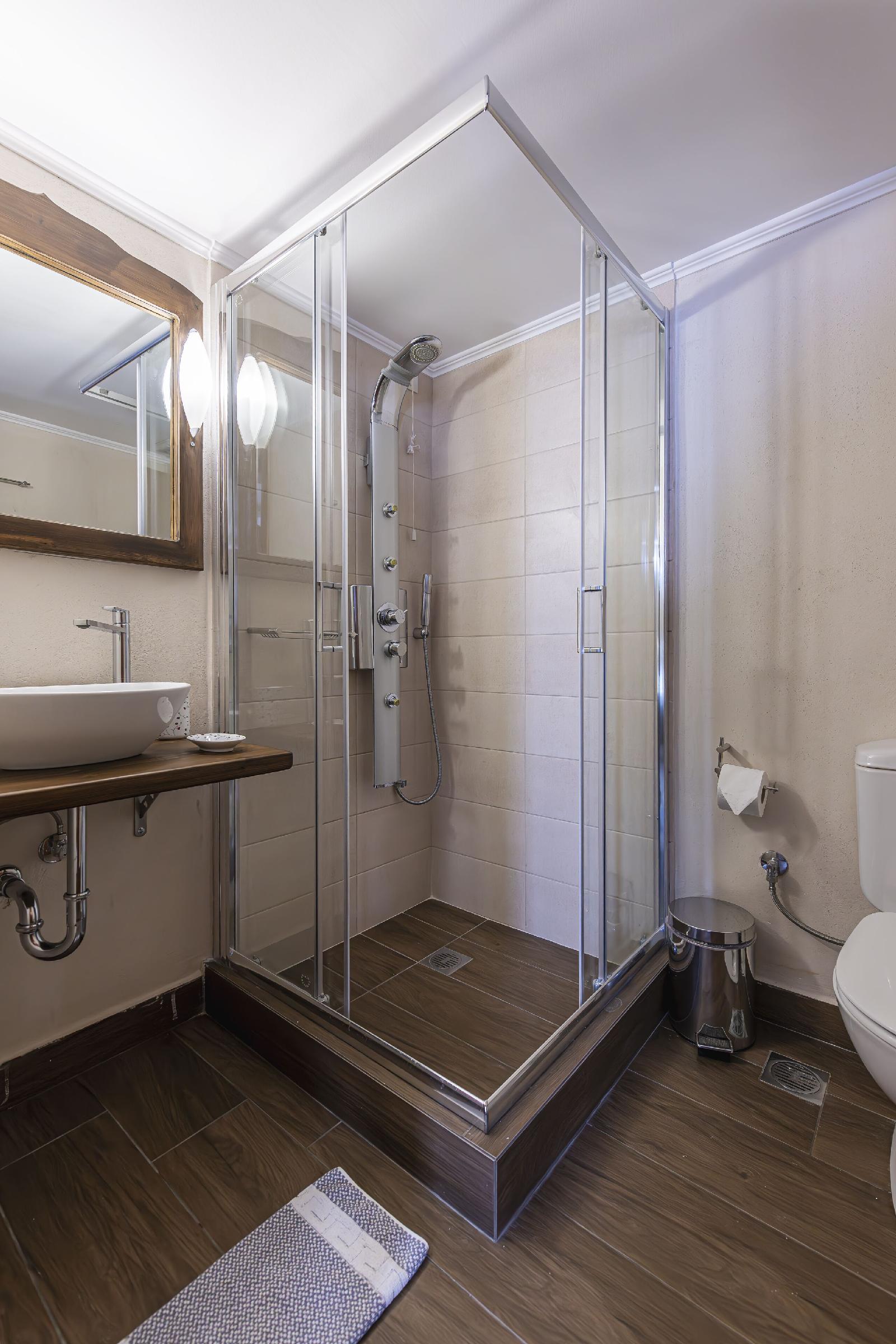 Ef Zin Studios & Suites Hotel