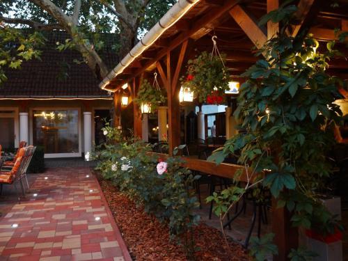 Tinodi Hotel Es Etterem