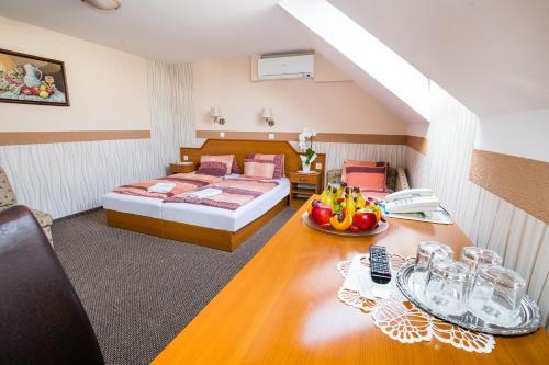 Tinodi Hotel Es Etterem