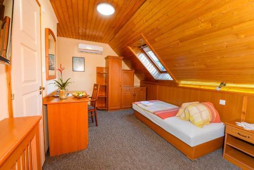 Tinodi Hotel Es Etterem