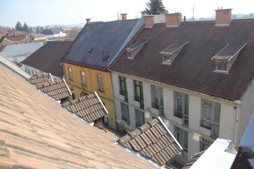 Aphrodite Apartments & Café