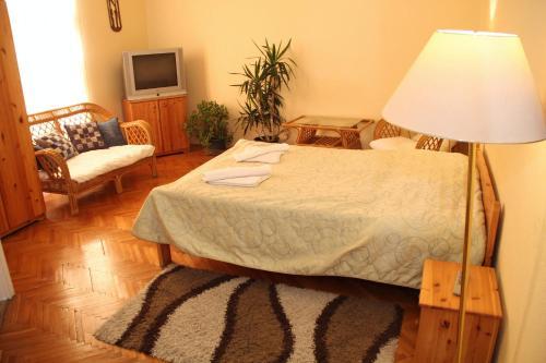 Aphrodite Apartments & Café