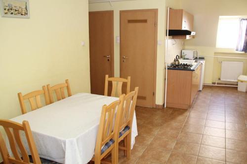 Aphrodite Apartments & Café