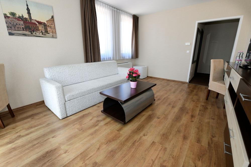 Ezusthid Hotel