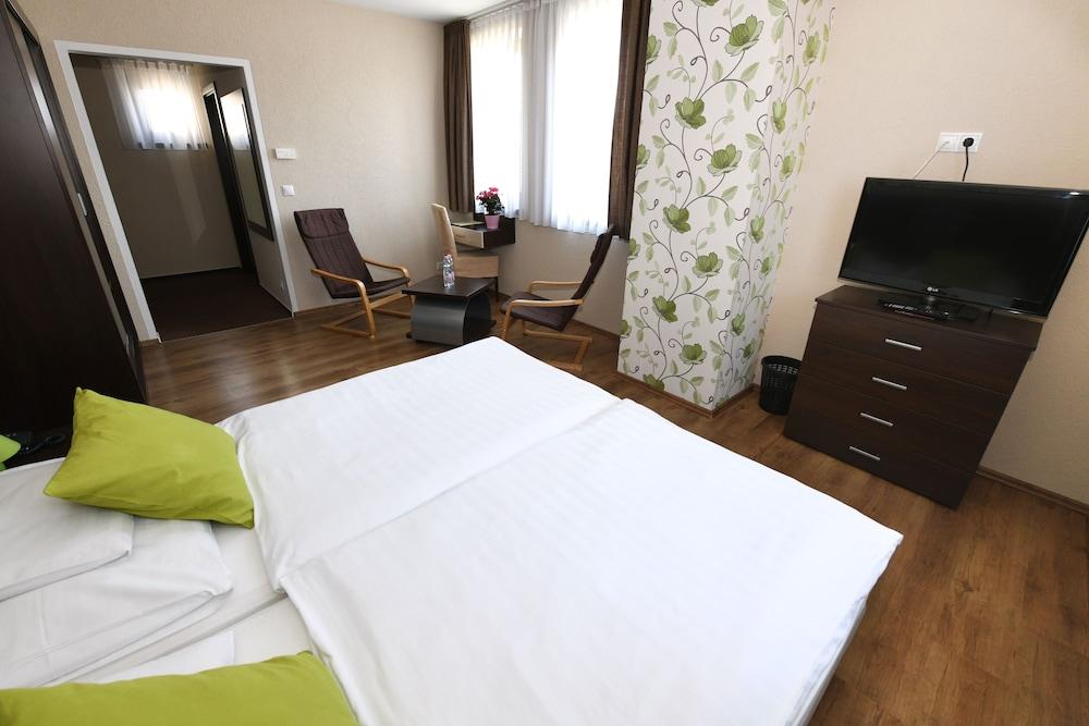 Ezusthid Hotel