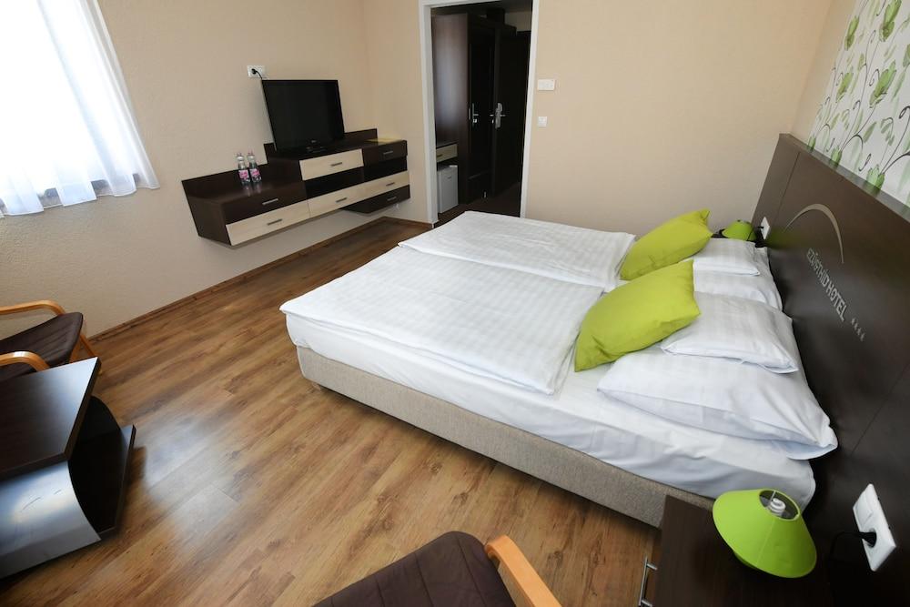 Ezusthid Hotel
