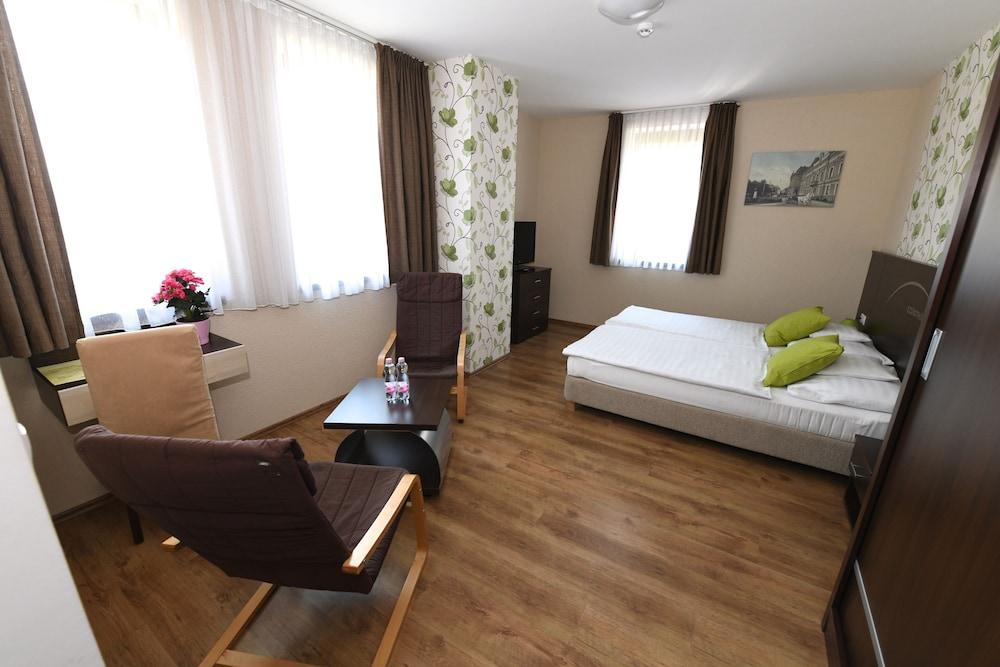 Ezusthid Hotel