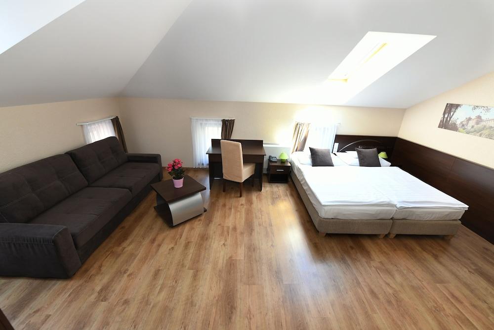 Ezusthid Hotel