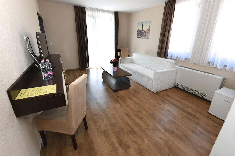 Ezusthid Hotel