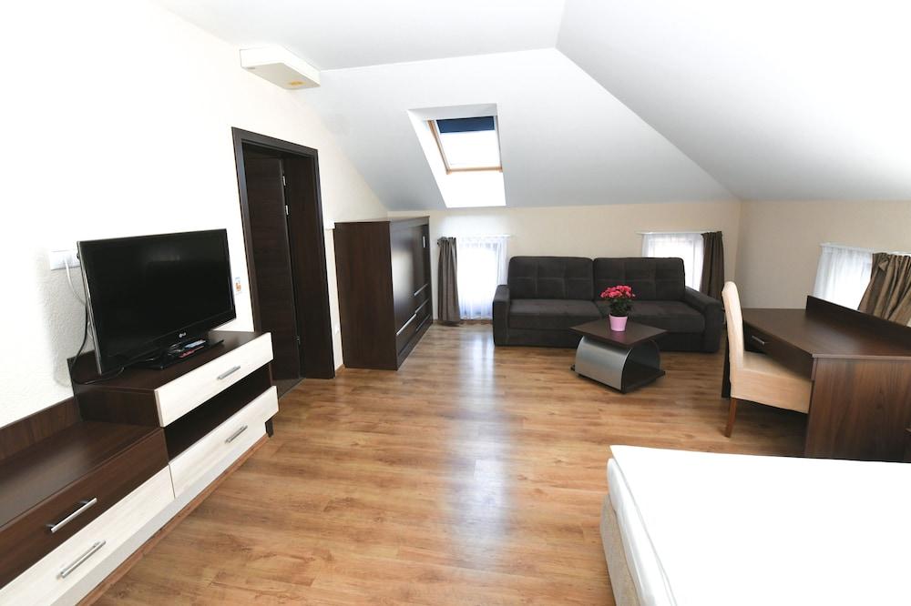 Ezusthid Hotel