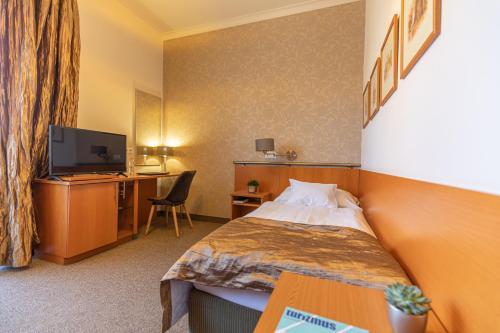 City Hotel