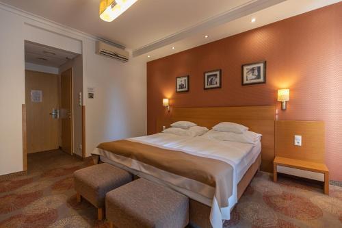City Hotel