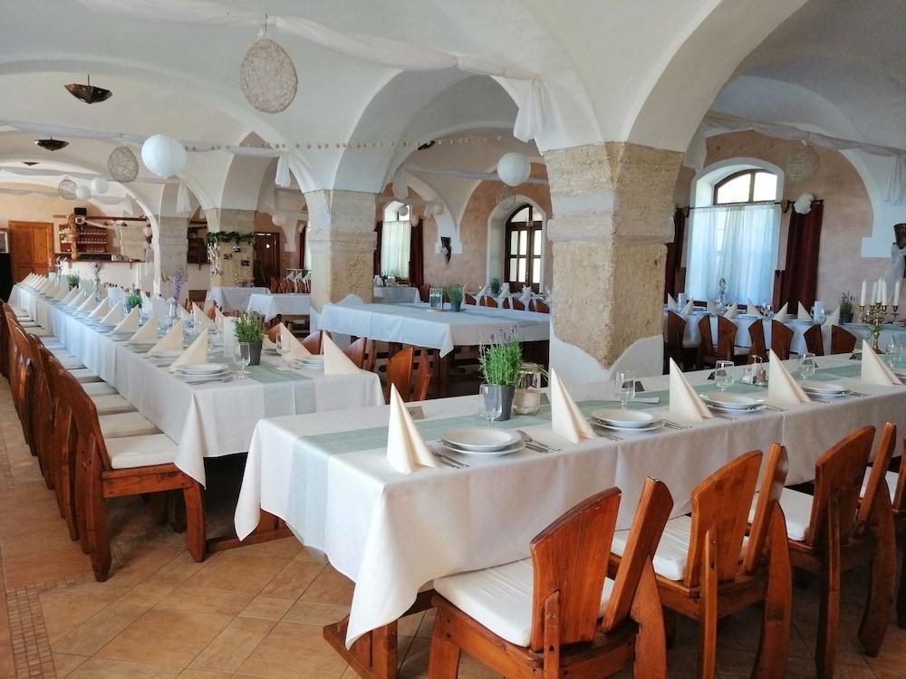 Jozsi Bacsi Vendegloje Es Szallodaja