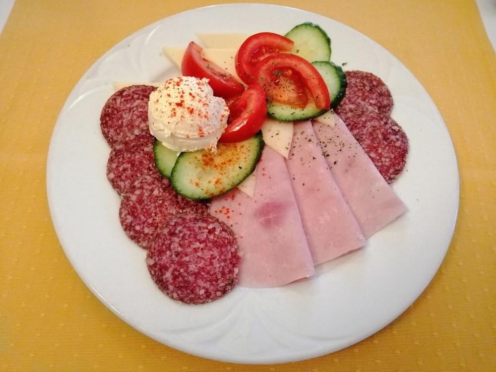 Jozsi Bacsi Vendegloje Es Szallodaja
