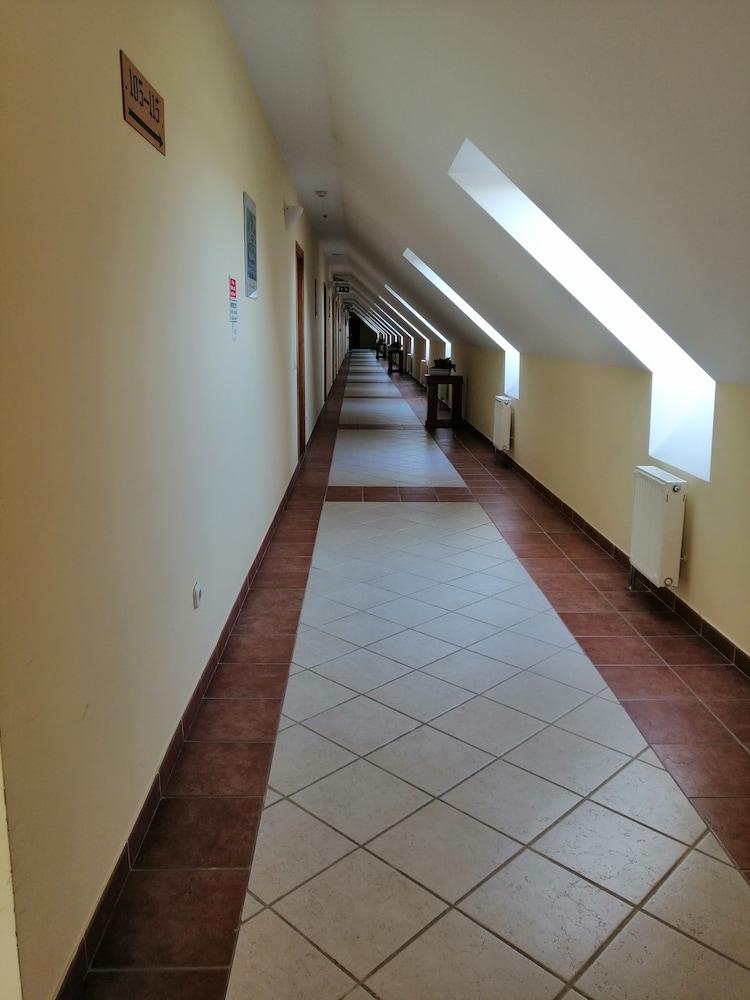 Jozsi Bacsi Vendegloje Es Szallodaja
