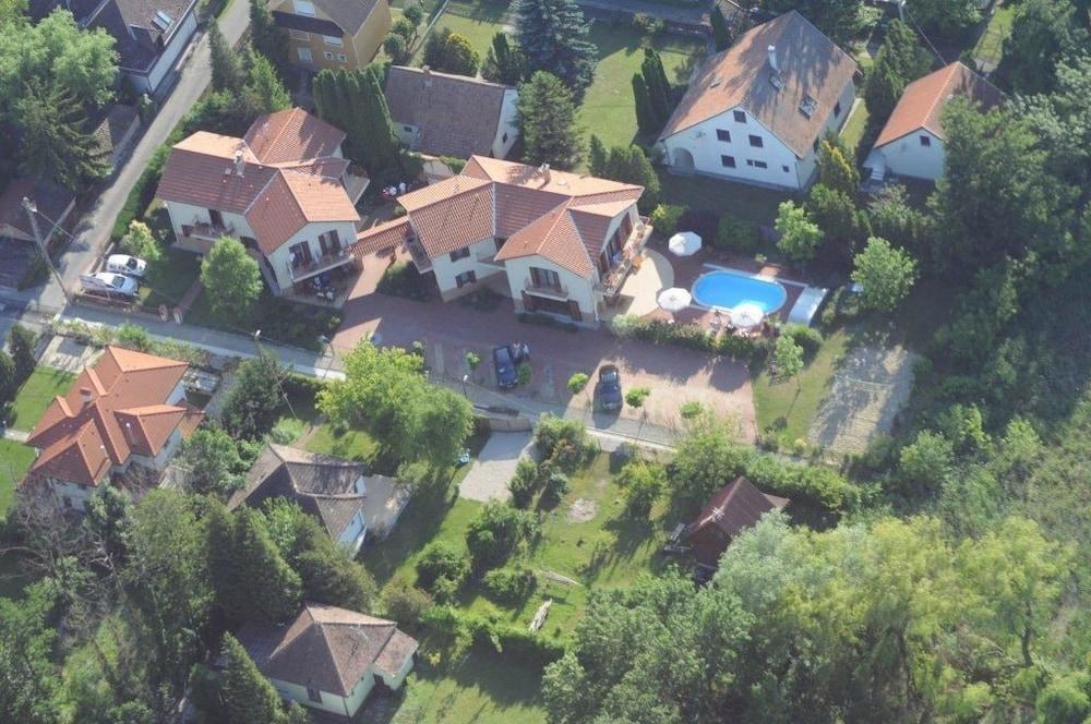 Hullam Villa