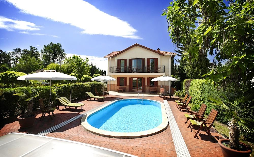 Hullam Villa