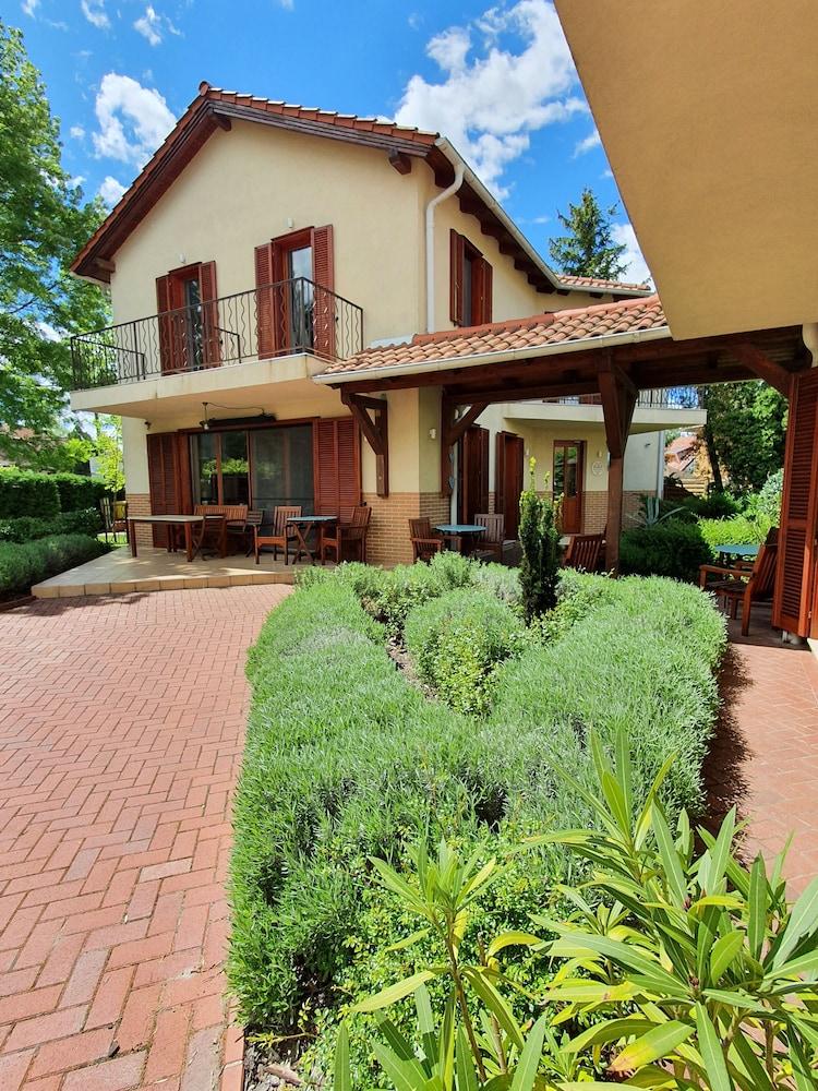 Hullam Villa