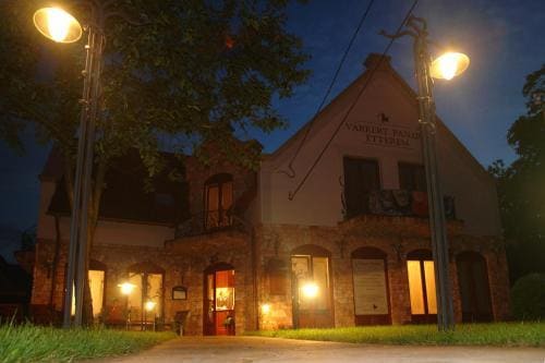 Diósgyori Castle Garden Bed and Breakfast und Restaurant