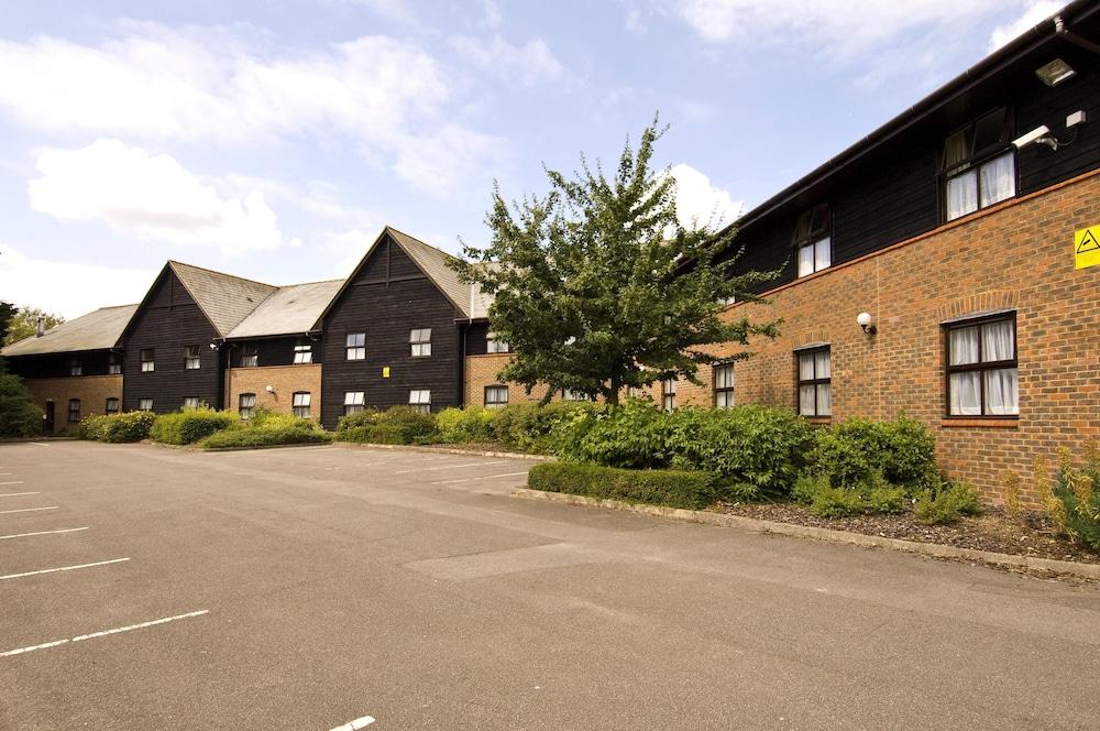 Premier Inn Farnborough West
