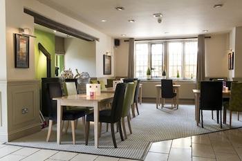 Hotel Hopping Hare