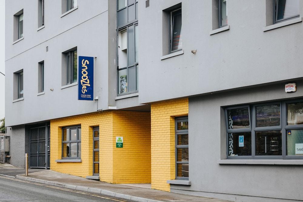 Snoozles Hostel