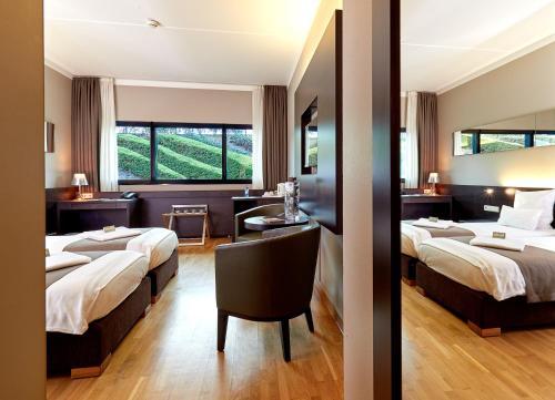 D'Coque Venue & Accommodations