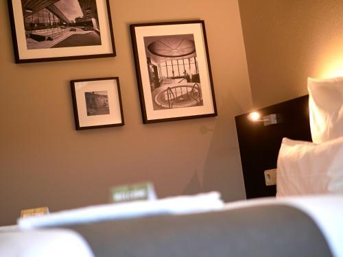 D'Coque Venue & Accommodations